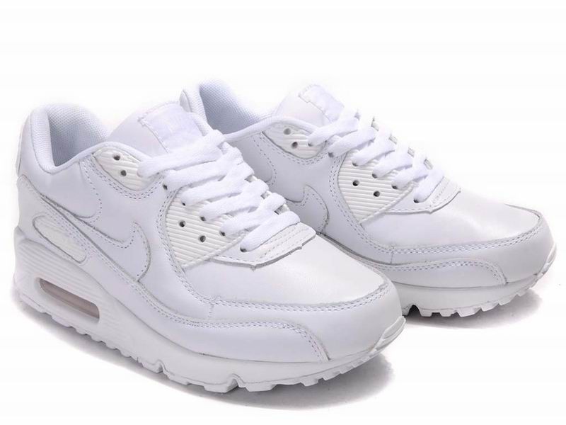 requin nike blanche